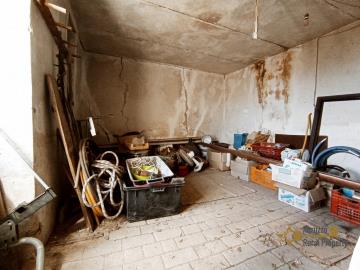 33-Completely-restored-town-house-with-small-garden-for-sale-Italy