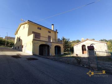 02-detached-country-villa-with-terrace-and-garden-for-sale-italy-abruzzo-roccaspinalveti