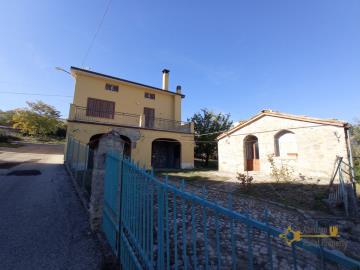 01-detached-country-villa-with-terrace-and-garden-for-sale-italy-abruzzo-roccaspinalveti