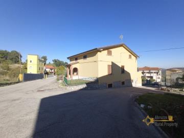 03-detached-country-villa-with-terrace-and-garden-for-sale-italy-abruzzo-roccaspinalveti
