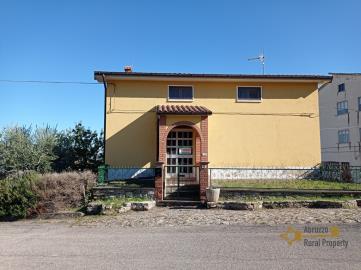 04-detached-country-villa-with-terrace-and-garden-for-sale-italy-abruzzo-roccaspinalveti