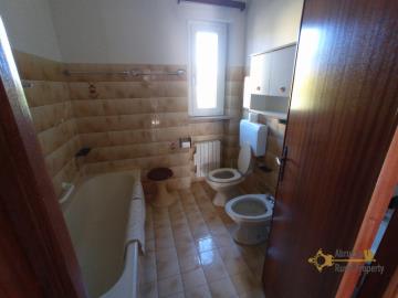 12-detached-country-villa-with-terrace-and-garden-for-sale-italy-abruzzo-roccaspinalveti