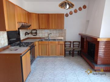 15-detached-country-villa-with-terrace-and-garden-for-sale-italy-abruzzo-roccaspinalveti