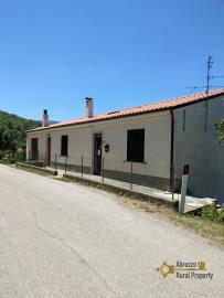 02-detached-country-house-with-garage-garden-and-panoramic-terrace-for-sale-italy-abruzzo-roccaspinalv