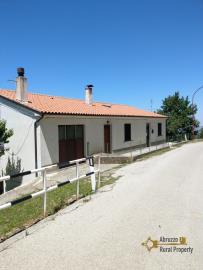 01-detached-country-house-with-garage-garden-and-panoramic-terrace-for-sale-italy-abruzzo-roccaspinalv