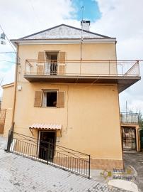 02-large-town-house-with-terrace-and-garden-for-sale-italy-abruzzo-carpineto-sinello
