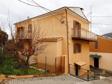 01-large-town-house-with-terrace-and-garden-for-sale-italy-abruzzo-carpineto-sinello