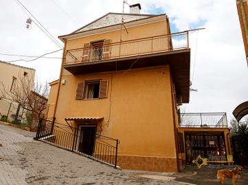 03-large-town-house-with-terrace-and-garden-for-sale-italy-abruzzo-carpineto-sinello