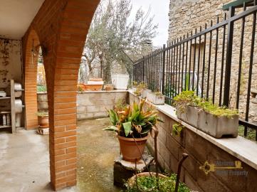 04-large-town-house-with-terrace-and-garden-for-sale-italy-abruzzo-carpineto-sinello