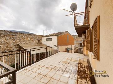 06-large-town-house-with-terrace-and-garden-for-sale-italy-abruzzo-carpineto-sinello