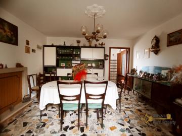 13-large-town-house-with-terrace-and-garden-for-sale-italy-abruzzo-carpineto-sinello