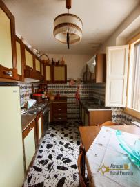 15-large-town-house-with-terrace-and-garden-for-sale-italy-abruzzo-carpineto-sinello
