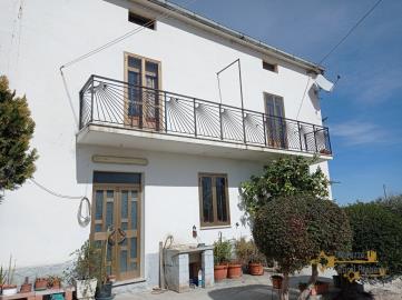 Image01-large-country-house-with-land-for-sale-Italy-Atessa