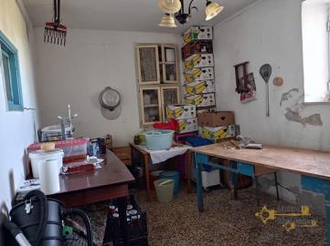 Image26-large-country-house-with-land-for-sale-Italy-Atessa