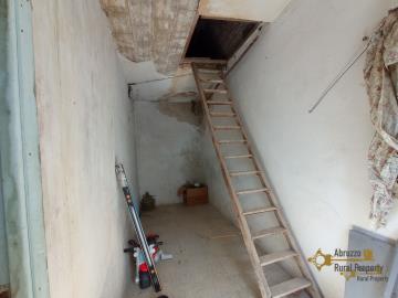 Image27-large-country-house-with-land-for-sale-Italy-Atessa