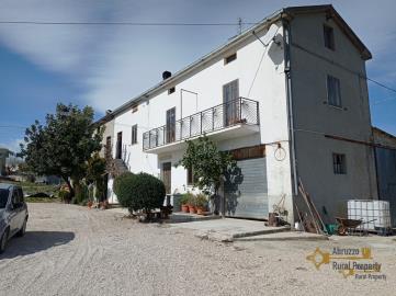 Image31-large-country-house-with-land-for-sale-Italy-Atessa