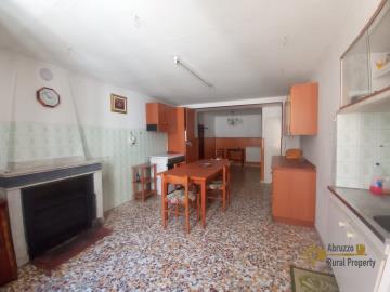 04-town-house-with-terrace-for-sale-Italy-Molise-Lucito