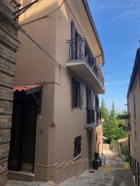 02-renovated-town-house-with-taverna-and-sea-view-italy-abruzzo-casalbordino