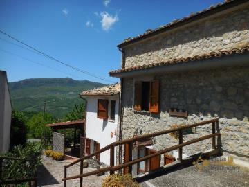 02-beautiful-villa-with-garde-and-terraces-for-sale-abruzzo-colledimezzo