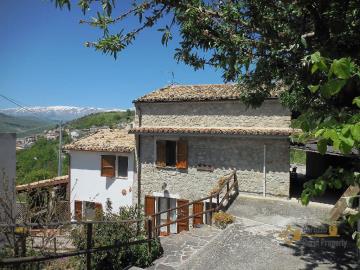 01-beautiful-villa-with-garde-and-terraces-for-sale-abruzzo-colledimezzo