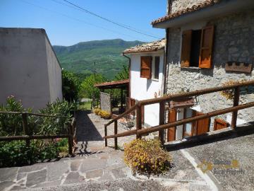 03-beautiful-villa-with-garde-and-terraces-for-sale-abruzzo-colledimezzo