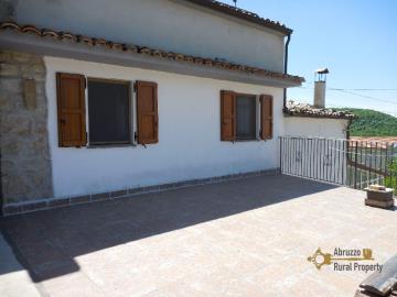 06-beautiful-villa-with-garde-and-terraces-for-sale-abruzzo-colledimezzo