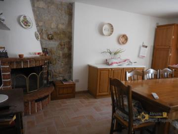 18-beautiful-villa-with-garde-and-terraces-for-sale-abruzzo-colledimezzo