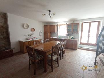 21-beautiful-villa-with-garde-and-terraces-for-sale-abruzzo-colledimezzo