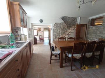 22-beautiful-villa-with-garde-and-terraces-for-sale-abruzzo-colledimezzo