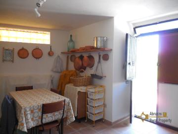 30-beautiful-villa-with-garde-and-terraces-for-sale-abruzzo-colledimezzo