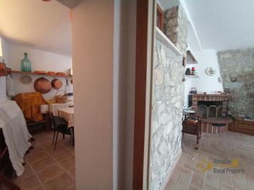 31-beautiful-villa-with-garde-and-terraces-for-sale-abruzzo-colledimezzo