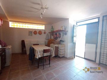 32-beautiful-villa-with-garde-and-terraces-for-sale-abruzzo-colledimezzo