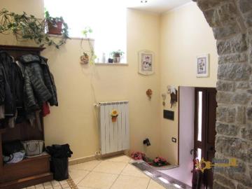 05-Town-house-with-incredible-lake-view-terrace-for-sale-Colledimezzo-Italy
