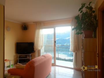 11-Town-house-with-incredible-lake-view-terrace-for-sale-Colledimezzo-Italy