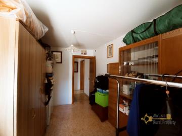 27-Town-house-with-incredible-lake-view-terrace-for-sale-Colledimezzo-Italy