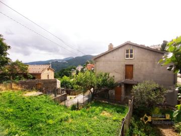 1Detached-town-house-with-garden-and-separate-annex-for-sale-in-italy-abruzzo-Torrebruna