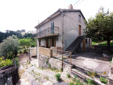 3Detached-town-house-with-garden-and-separate-annex-for-sale-in-italy-abruzzo-Torrebruna