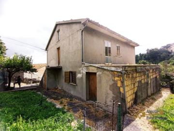 5Detached-town-house-with-garden-and-separate-annex-for-sale-in-italy-abruzzo-Torrebruna