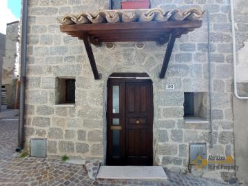 03-perfect-condition-stone-house-with-balcony-near-amenities-for-sale-italy-abruzzo-gissi