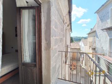 23-perfect-condition-stone-house-with-balcony-near-amenities-for-sale-italy-abruzzo-gissi
