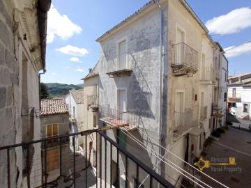 24-perfect-condition-stone-house-with-balcony-near-amenities-for-sale-italy-abruzzo-gissi