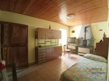 10-2-bedroom-town-house-with-garden-for-sale-Italy-Molise-Agnone