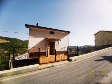 2-Large-country-house-with-garage-and-land-for-sale-Castelmauro-Molise-Italy