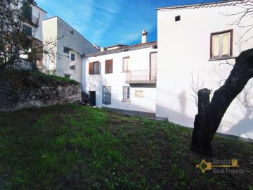 5-Character-town-house-with-garden-for-sale-Fossalto-Molise-Italy