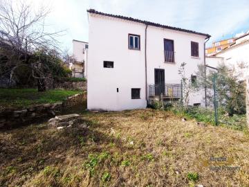 6-Character-town-house-with-garden-for-sale-Fossalto-Molise-Italy