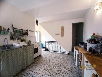 1-Perfect-condition-town-house-with-three-bedrooms-and-panoramic-terrace-for-sale-Tornareccio-Abruzzo