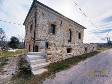 3-Incredible-villa-completely-restored-with-garden-and-terrace-for-sale-Poggiofiorito-Abruzzo-Italy