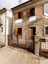 01-Perfect-condition-town-house-with-garden-for-sale-italy-abruzzo-castiglione-messer-marino