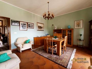 15-Perfect-condition-town-house-with-garden-for-sale-italy-abruzzo-castiglione-messer-marino