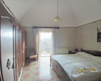 14-Habitable-three-bedroom-town-house-for-sale-Italy-Gissi